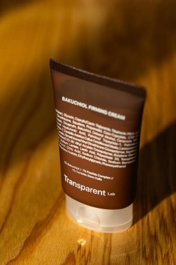 Lviv, Ukrayna - 10 Eylül 2025: Şeffaf Laboratuvar Bakuchiol Firma Krem Paketleme