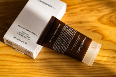 Lviv, Ukrayna - 10 Eylül 2025: Şeffaf Laboratuvar Bakuchiol Firma Krem Paketleme