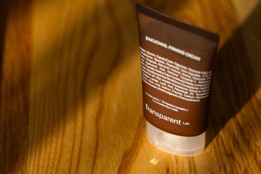 Lviv, Ukrayna - 10 Eylül 2025: Şeffaf Laboratuvar Bakuchiol Firma Krem Paketleme