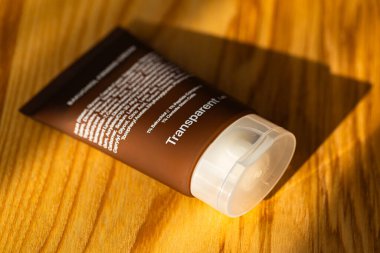 Lviv, Ukrayna - 10 Eylül 2025: Şeffaf Laboratuvar Bakuchiol Firma Krem Paketleme