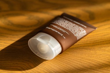 Lviv, Ukrayna - 10 Eylül 2025: Şeffaf Laboratuvar Bakuchiol Firma Krem Paketleme