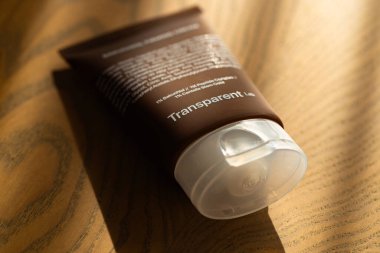 Lviv, Ukrayna - 10 Eylül 2025: Şeffaf Laboratuvar Bakuchiol Firma Krem Paketleme