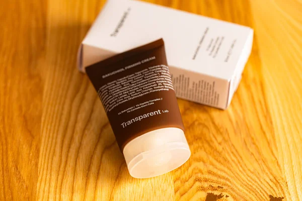 Lviv, Ukrayna - 10 Eylül 2025: Şeffaf Laboratuvar Bakuchiol Firma Krem Paketleme