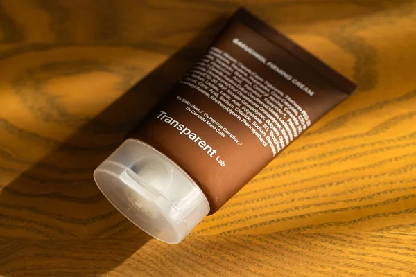 Lviv, Ukrayna - 10 Eylül 2025: Şeffaf Laboratuvar Bakuchiol Firma Krem Paketleme