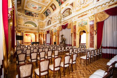 Lviv, Ukrayna - 22 Mayıs 2024: Lviv Ulusal Operası. Ayna salonu