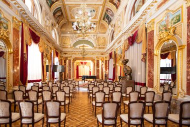 Lviv, Ukrayna - 22 Mayıs 2024: Lviv Ulusal Operası. Ayna salonu