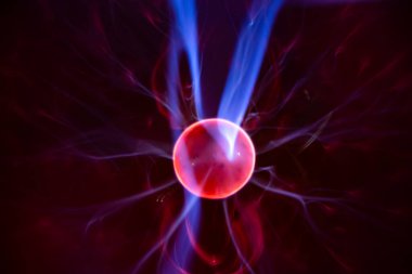 Elektrik akımlı ve lifli plazma küresi