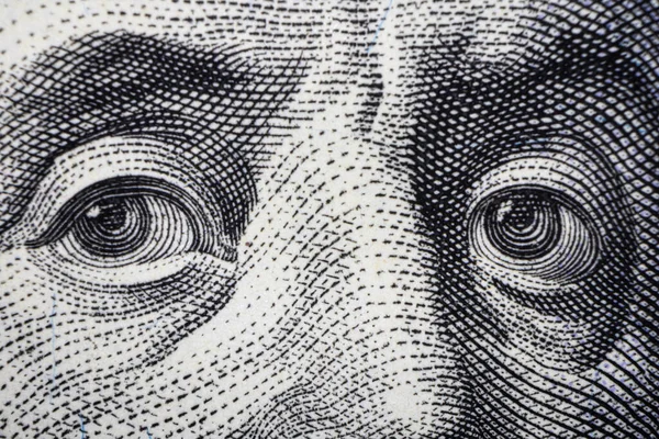 100 Dolarlık banknotta Franklin 'in Gözlerinin Macro Çekimi