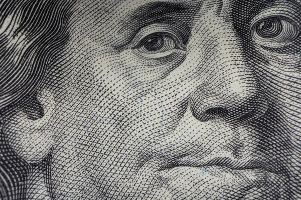 100 Dolarlık banknotta Franklin 'in Gözlerinin Macro Çekimi