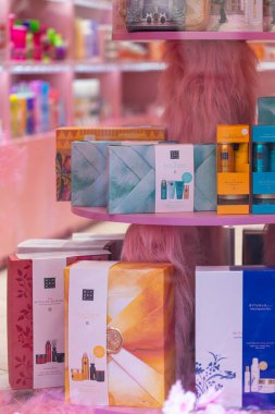 Lviv, Ukrayna - 21 Eylül 2025: Ritüeller Kozmetik Hediyeler Sergileniyor