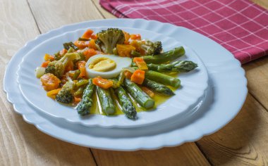 Vejetaryen mutfağı. Yeşil kuşkonmaz ve bir Sunny dengeli bir kahvaltı ya da akşam yemeği haşlanmış sebzeler, yumurta.