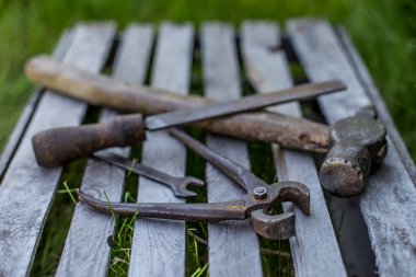 ahşap bir kutu arka plan üzerinde eski paslı araçlar bir dizi. sığ alan derinliği