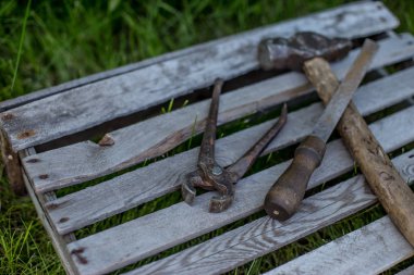 ahşap bir kutu arka plan üzerinde eski paslı araçlar bir dizi. sığ alan derinliği