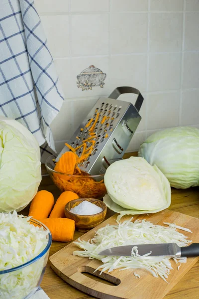 Ингредиенты Соляной Капусты Нарезанная Капуста Морковь Соль Кухонном Столе Готовы — стоковое фото
