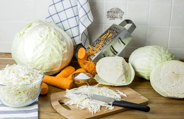 Ингредиенты Соляной Капусты Нарезанная Капуста Морковь Соль Кухонном Столе Готовы — стоковое фото