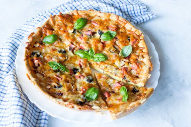 Lezzetli ve çıtır çıtır pizza zeytinli ve sosisli açık arkaplanlı mavi peçeteli, kopyalama alanı