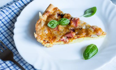 Hafif arka planda zeytin ve sosisli lezzetli ve çıtır bir pizza dilimi..