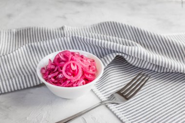 Hafif arka planda sulu, kırmızı soğan turşusu. Vejetaryen baharatlı taze soğan..