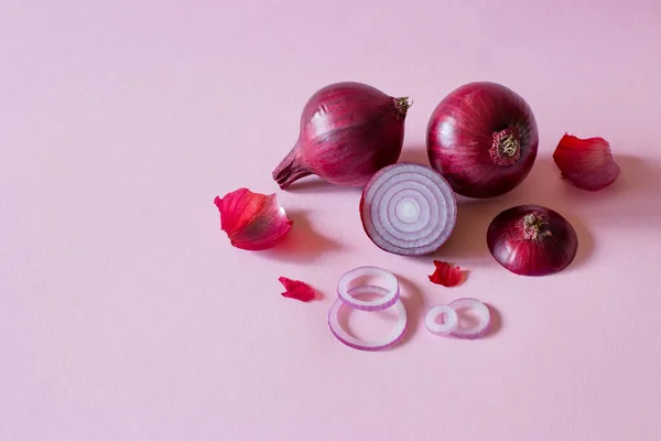 Fresh Red Onion Pink Background Copy Space — Stock Photo, Image