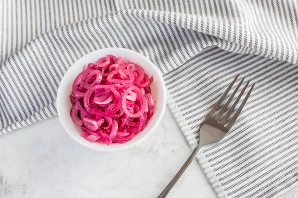 Hafif arka planda sulu, kırmızı soğan turşusu. Vejetaryen baharatlı taze soğan..