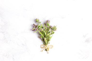 Yakın plan çekimde bir demet kekik otu. Halk sağlığı kavramı.