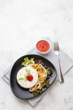 Lezzetli yahni ve siyah tabakta pilav..