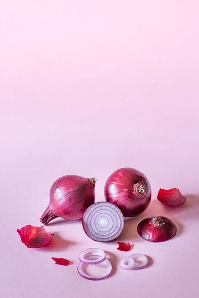 Fresh Red Onion Pink Background Copy Space — Stock Photo, Image