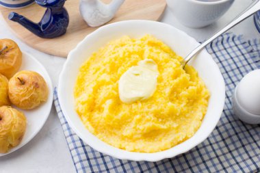 Lezzetli ve sağlıklı mısır lapası ve fırında elmayla kahvaltı..