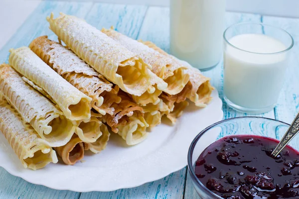 Süt ve reçelli ev yapımı waffle ruloları. Kahvaltı için ev yapımı kekler..