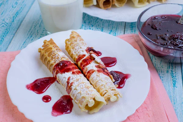 Süt ve reçelli ev yapımı waffle ruloları. Kahvaltı için ev yapımı kekler..