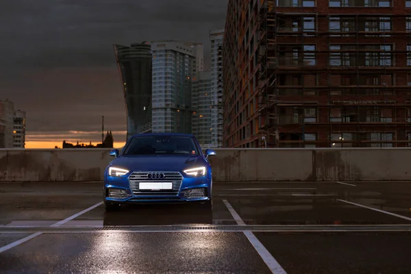 Audi Sportback City Parkering Loft Solnedgång — Stockfoto