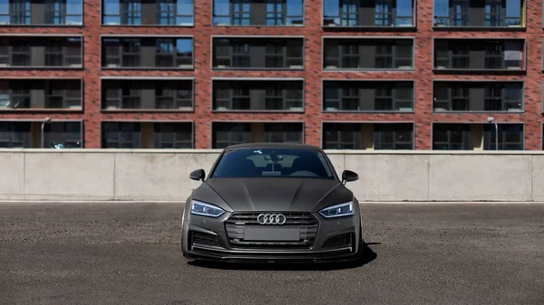 Audi Sportback City Parkering Loft Byggnad — Stockfoto