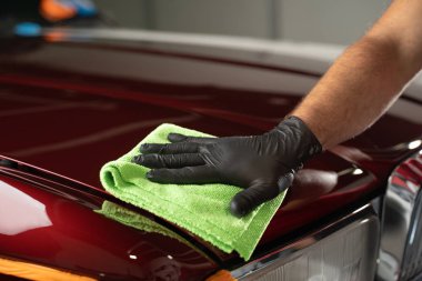 Mikrofiber bez ile araba temizleme Adam, vintage eski araba detaylandırma