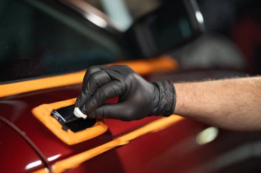 Mikrofiber bez ile araba temizleme Adam, vintage eski araba detaylandırma