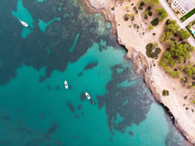 Palma de Mallorca deniz dokusu Duvar Kağıdı üç yat ile kaya kıyı şeridi yakınında evler