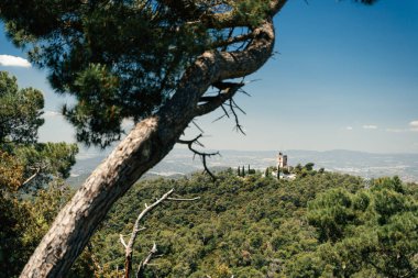 Üç Barcelona Tribidabo İspanya 2019 üzerinden tepeden kalede görünümü