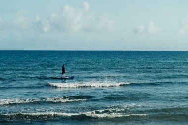 yalnız adam açık deniz cambrils İspanya 2019 sörf tahtasında kalmak