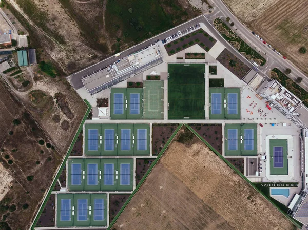 テニスコートとサッカー場マヨルカ2019でテニスアカデミーの航空写真 — ストック写真