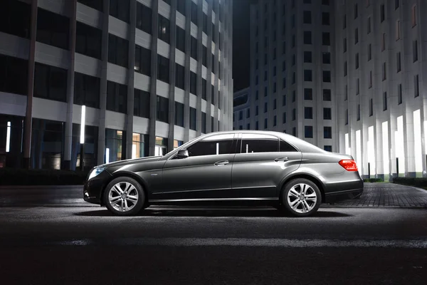 Grey Business Car Luxury Night Moscow Lägenheter — Stockfoto