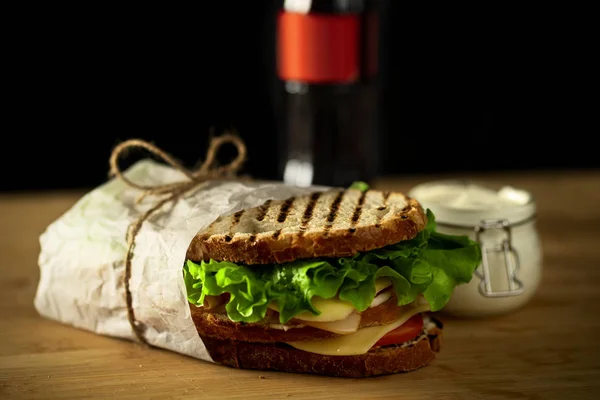 Deux Sandwichs Club Avec Sauce Bouteille Boisson Gazeuse Sur Planche — Photo