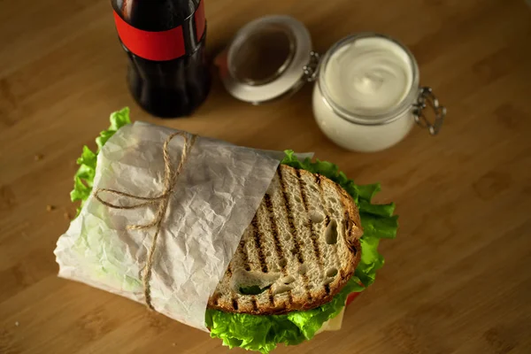 Deux Sandwichs Club Avec Sauce Bouteille Boisson Gazeuse Sur Planche — Photo