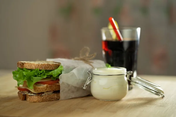 Dos Sándwiches Club Con Salsa Refresco Sobre Tabla Madera — Foto de Stock