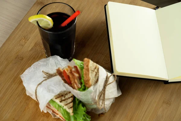 Deux Sandwichs Club Boisson Gazeuse Avec Carnet Noir Sur Planche — Photo
