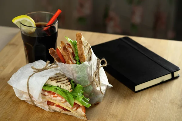 Deux Sandwichs Club Boisson Gazeuse Avec Carnet Noir Sur Planche — Photo