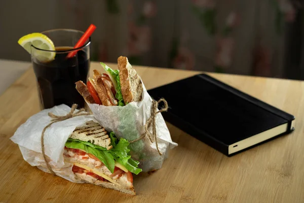 Deux Sandwichs Club Boisson Gazeuse Avec Carnet Noir Sur Planche — Photo