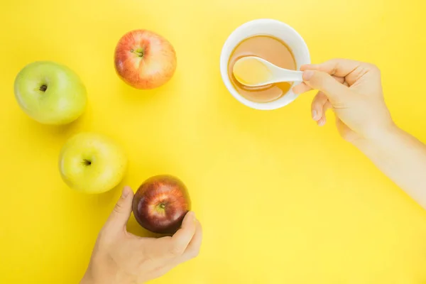 Rosh 苹果和蜂蜜杯的黄色背景 手伸向蜂蜜和苹果 — 图库照片