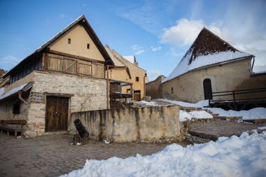 Ortaçağ köyü taş duvarların içinde..