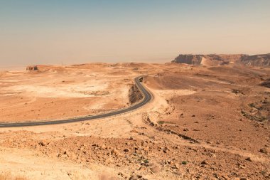Çölden Masada Kalesi 'ne giden yol. 