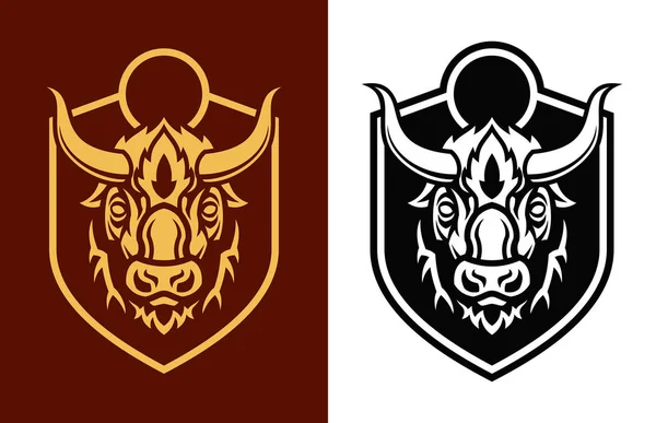 Silhuetas de cabeça de búfalo no emblema do vetor de escudo — Vetor de Stock