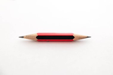 Shapened beyaz bir arka plan üzerinde her iki ucunda küçük bir kalem